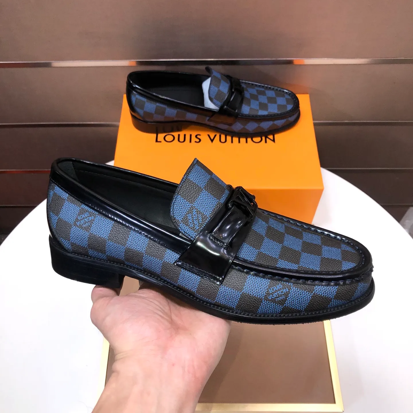 Men's men's shoes💰540💰[LV] (original single cowhide lining)🍀LV's latest genuine leather business suit shoes are available on the official website at the same time. The first-layer cowhide imported from Italy is made of heavy gold, and the official website has a 1:1 rubber outsole. Versatile to wear, high-end without losing class, and the color combination is extraordinary. This four-season style is alluring when worn on your feet, showing off your big-name flair. Standard code 38-45 (45 customized)